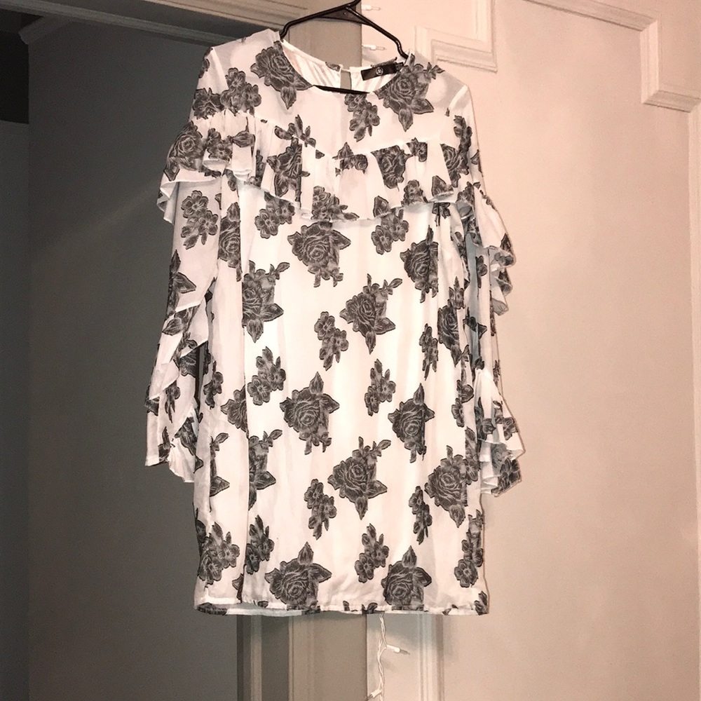 Long sleeve dress with ruffles.
